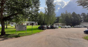 En bild på hälsocentralskvarteret där tandvårdsenheten, hemvården och boendet Villa Charlotta syns.