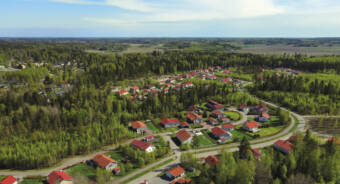 Flygbild på Brännmalmen där alla hus har röda tak.