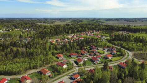Flygbild på Brännmalmen där alla hus har röda tak.