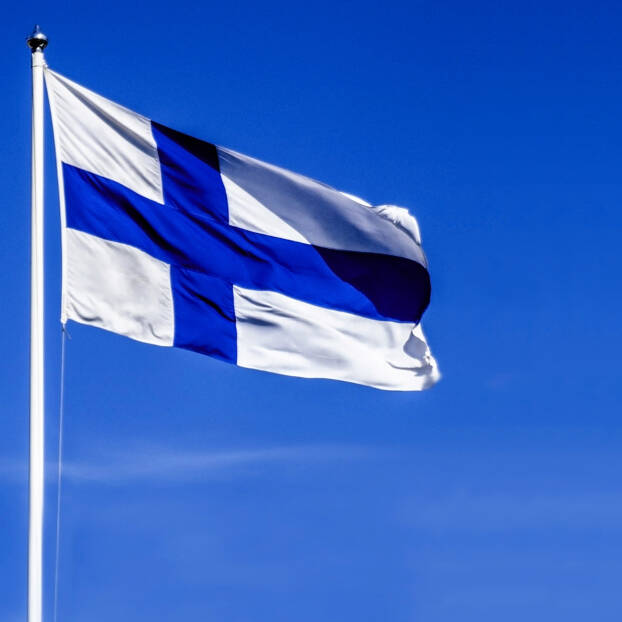 Finska fanan vajar mot blå himmel.